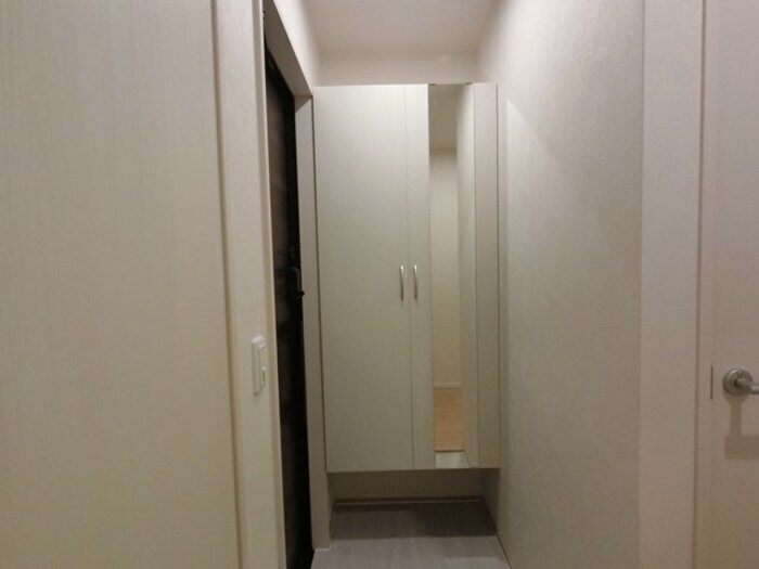 物件内観写真15　(鏡付きシューズボックス)