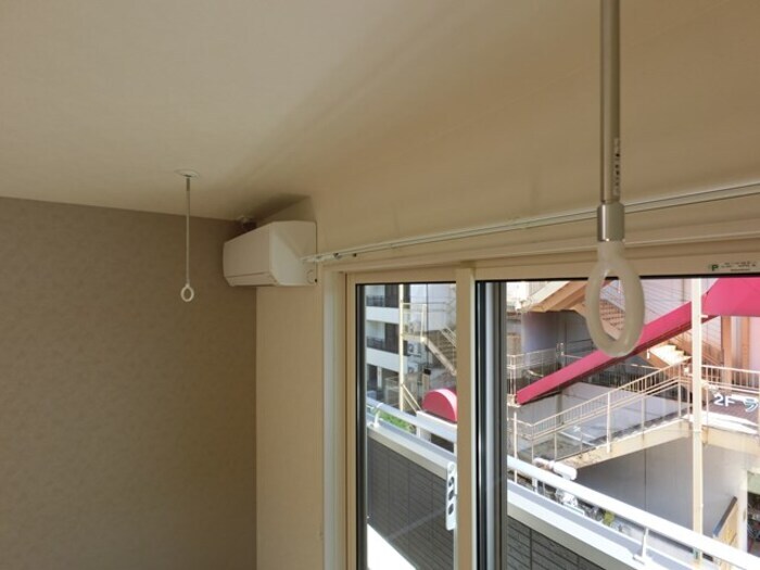物件内観写真18　(室内物干しとエアコン)