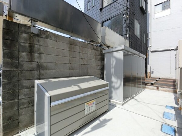 建物設備(敷地内ゴミステーションと外部物置)