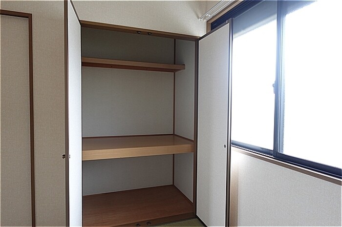 物件内観写真19　(和室・押入れ)