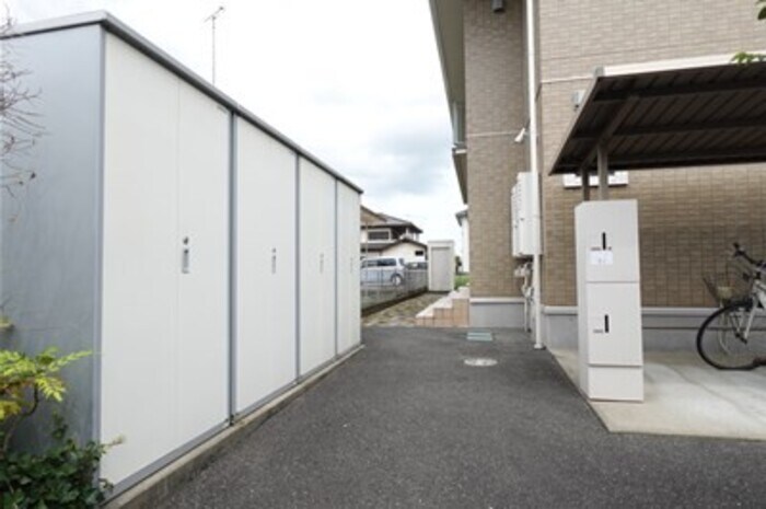 物件外観写真4　(各戸に外部物置)