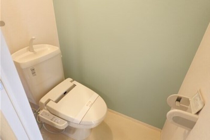 物件内観写真11　(温水洗浄暖房便座のトイレ)