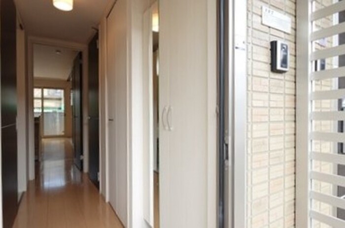 物件内観写真13　(鏡付きシューズボックス)