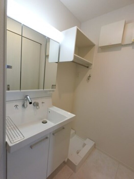 物件内観写真11　(三面鏡付き洗面台)