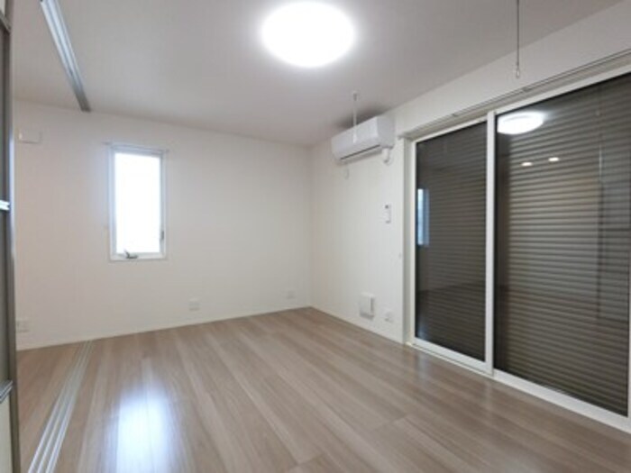 物件内観写真16　(シャッター窓)