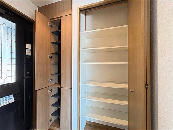 収納(トールサイズのシューズボックスと収納)