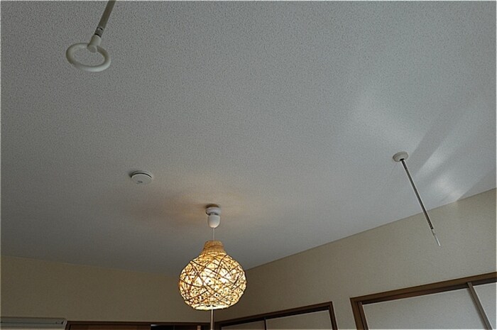 物件内観写真15　(和室・室内物干しと照明器具)