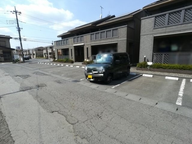 物件外観写真2　(駐車場)