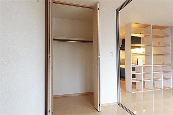 物件内観写真13　(洋室・収納)