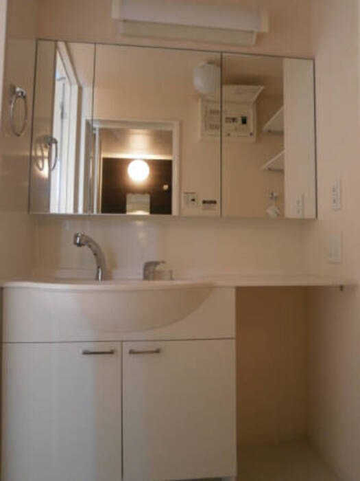 物件内観写真11　(三面鏡（整理棚付き）カウンター洗面台)