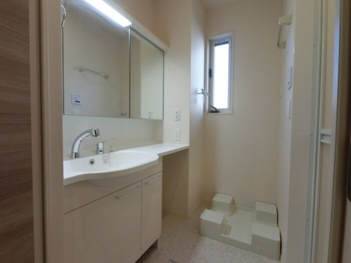 物件内観写真9　(三面鏡（整理棚付き）洗髪洗面化粧台と洗濯機置き場)