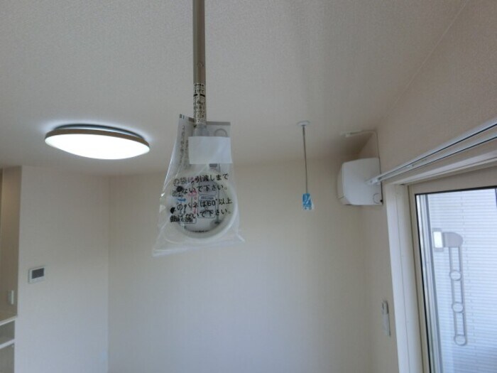物件内観写真15　(室内物干しと照明)