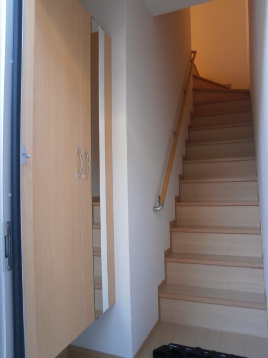 物件内観写真15　(鏡付きシューズボックス)