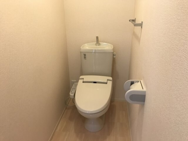 物件内観写真9　(温水洗浄暖房便座のトイレ)