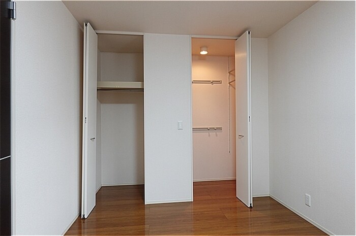 物件内観写真16　(２Ｆ南洋室・ワンステップクローゼットと収納)