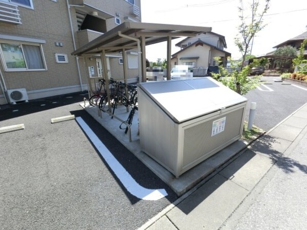 建物設備(駐輪場と敷地内ごみステーション)