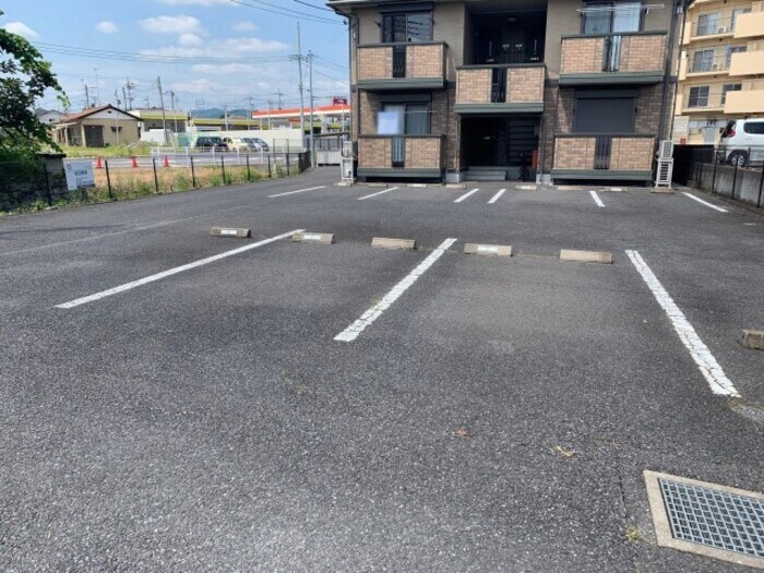 物件外観写真2　(駐車場)