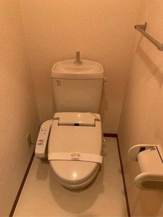 物件内観写真11　(温水洗浄暖房便座のトイレ)