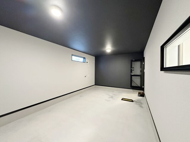 物件外観写真2　(ガレージ内です！)