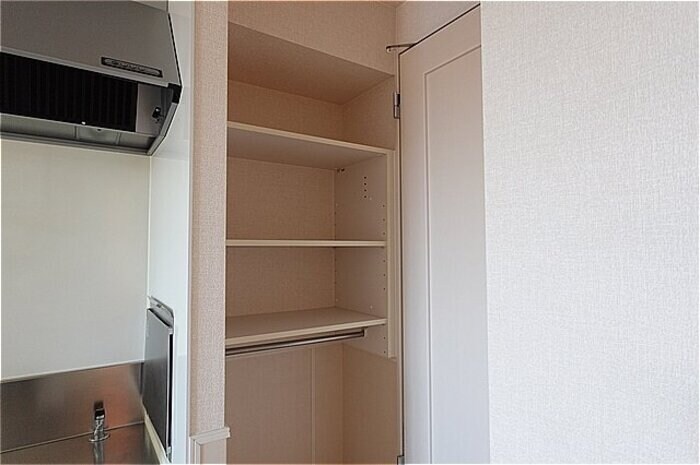 物件内観写真24　(キッチン横・収納)