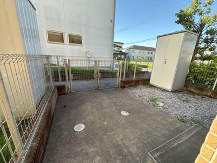 物件内観写真15　(物置付き専用庭)