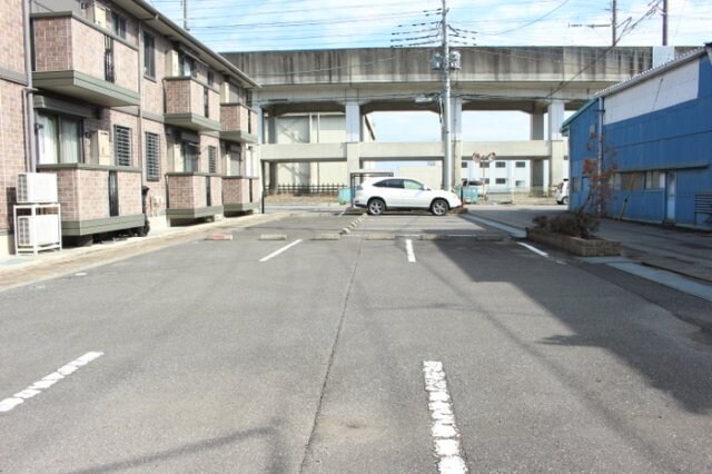 物件外観写真2　(駐車場)