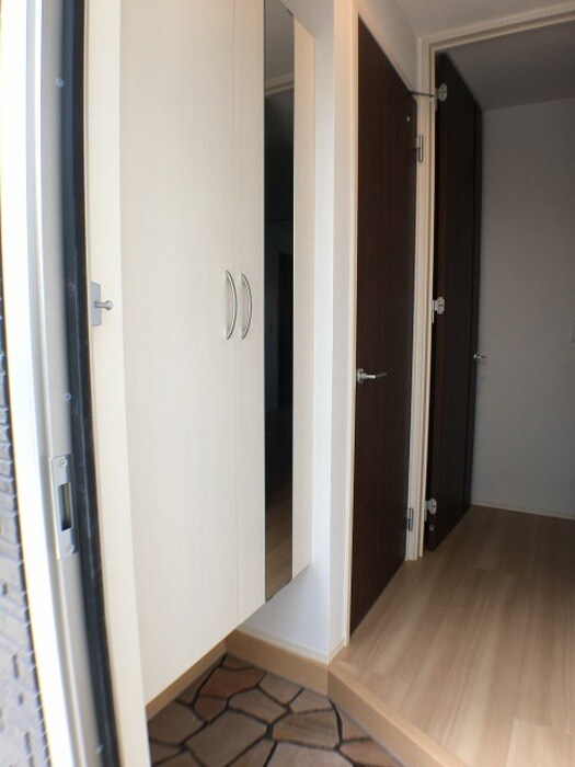 物件内観写真13　(鏡付きシューズボックス)