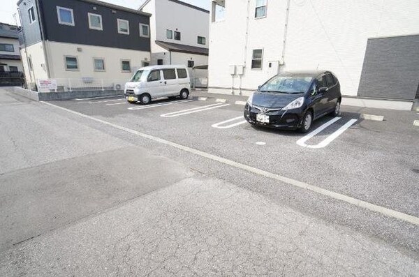 駐車場(駐車場があるので、車を買う予定の方も安心です)