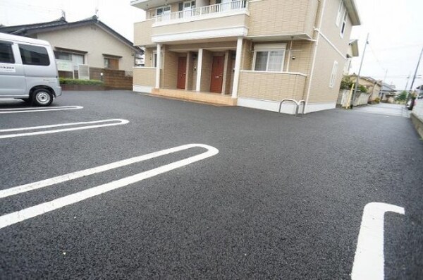 駐車場(駐車場があるので、車を買う予定の方も安心です)