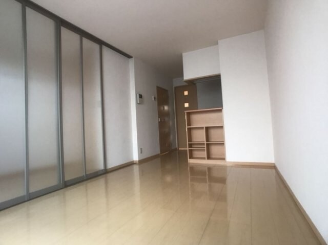 物件内観写真15　(リビング・間仕切りを閉めています)