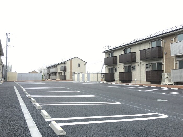 物件外観写真2　(駐車場)