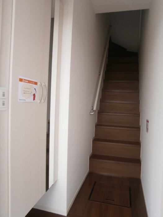 物件内観写真12　(鏡付きシューズボックス)