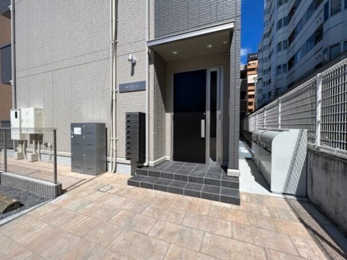 物件外観写真2　(オートロックのエントランス)