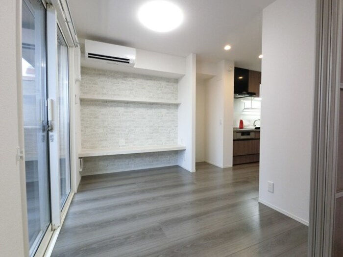 物件内観写真6　(リビング エアコン、照明器具、フロートTVボード付き)