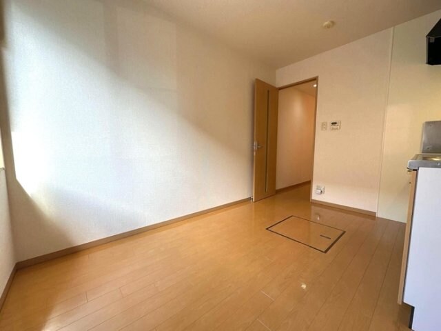 物件内観写真6　(LDK（別角度）)