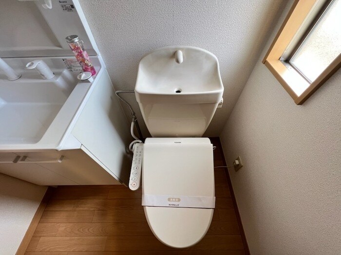 物件内観写真11　(温水洗浄暖房便座のトイレ)