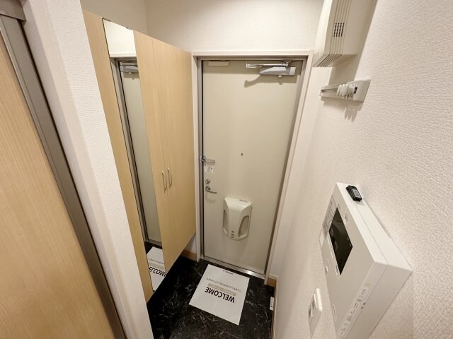 物件内観写真15　(鏡付きシューズボックス)