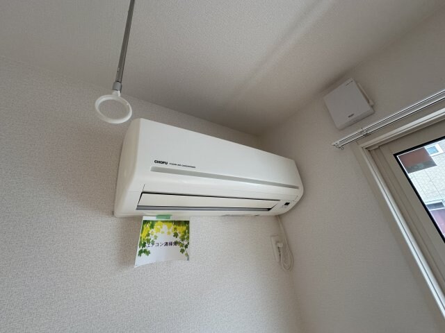 物件内観写真20　(室内物干しとエアコン)