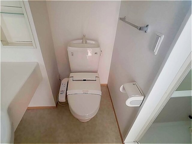 物件内観写真9　(温水洗浄暖房便座のトイレ)