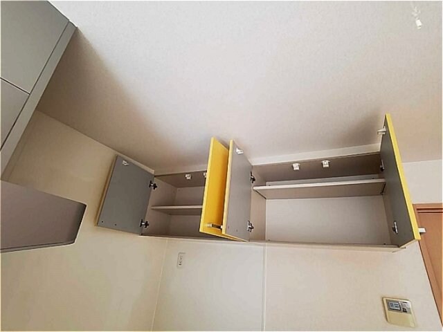 物件内観写真14　(キッチン上部・収納棚)