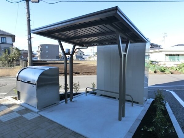 駐輪場と敷地内アパート専用ゴミステーション