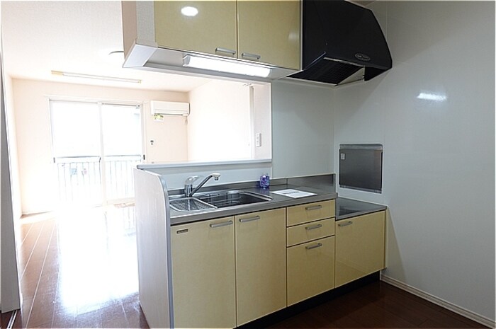 物件内観写真5　(対面キッチン（上部収納棚付き）)