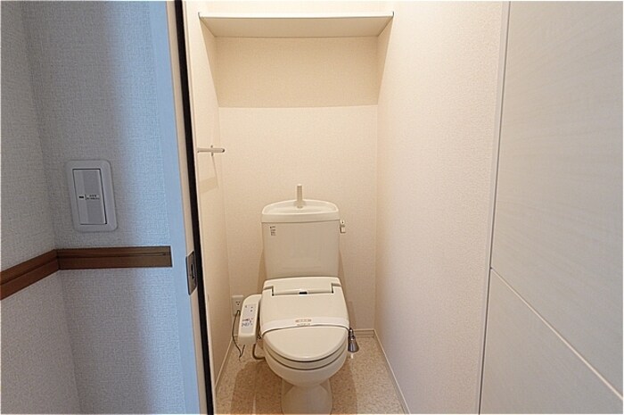 物件内観写真9　(温水洗浄暖房便座のトイレ)