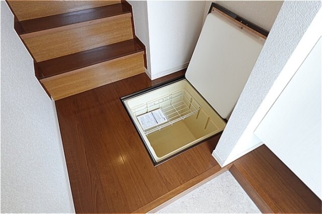 物件内観写真19　(玄関に床下収納)