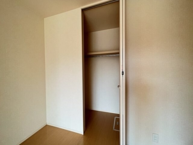 物件内観写真11　(洋室・収納)