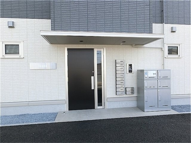 物件外観写真4　(オートロック・宅配ボックス付きエントランス)