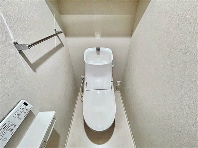 物件内観写真11　(温水洗浄暖房便座のトイレ)