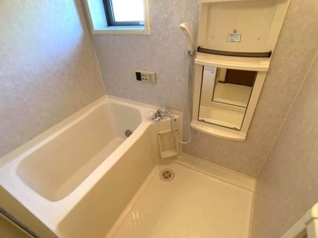 物件内観写真6　(窓付き 浴室)