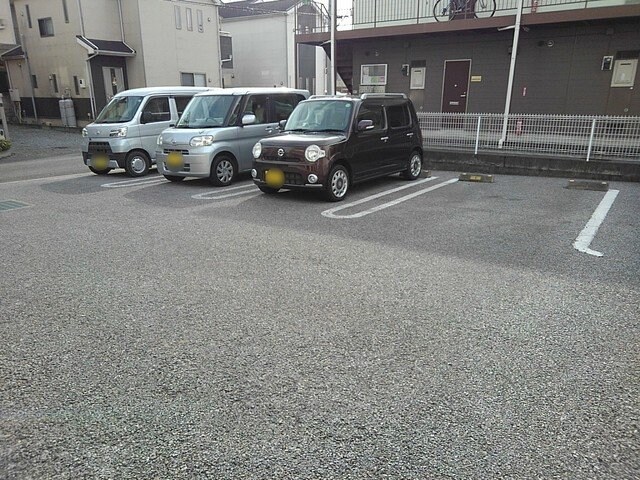 物件外観写真2　(車をお持ちの方に嬉しい駐車場付きの物件です)