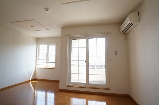 物件内観写真11　(こちらのリビングで趣味の時間をお楽しみください)